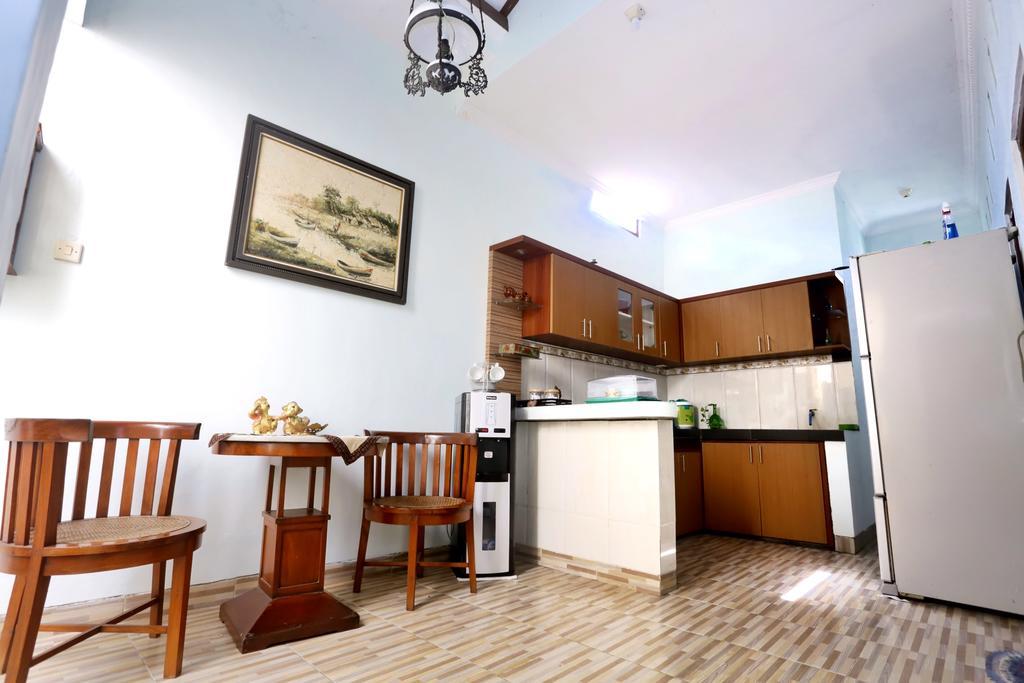 Griya Kedasih Guesthouse Jogjakarta Buitenkant foto